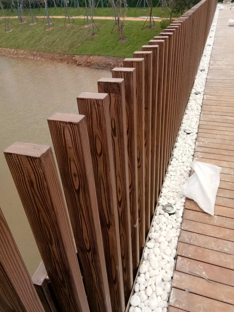 津南钢管护栏木纹漆施工项目