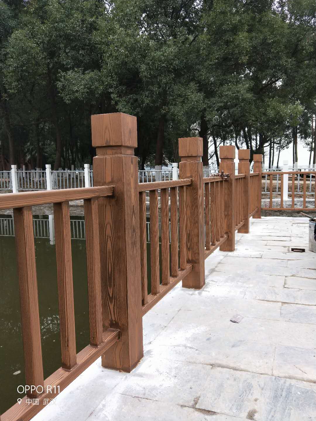 津南河道护栏木纹漆施工项目
